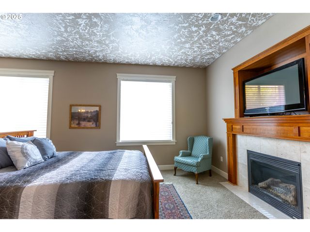 372 EAGLE FEATHER St Nw, Salem, OR 97304