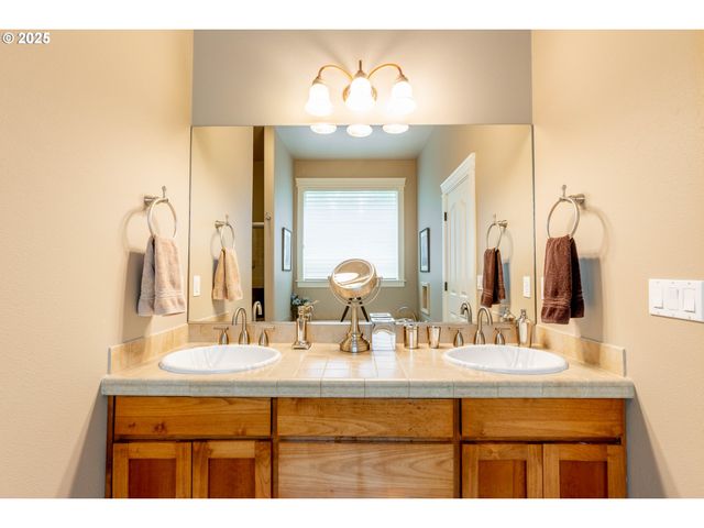 372 EAGLE FEATHER St Nw, Salem, OR 97304