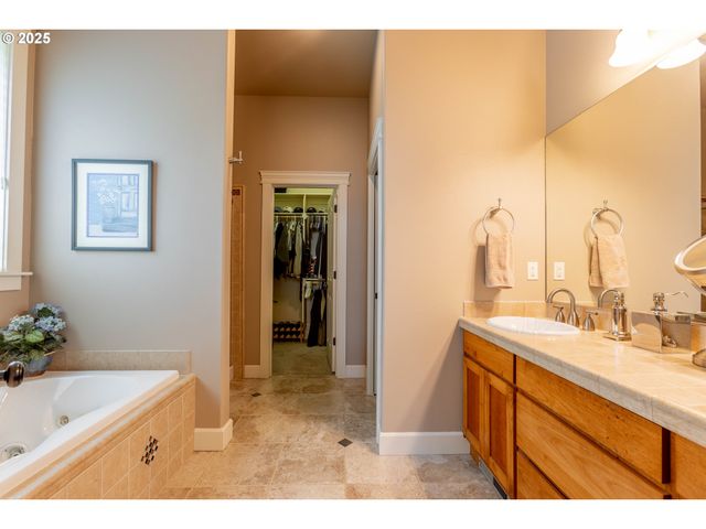 372 EAGLE FEATHER St Nw, Salem, OR 97304