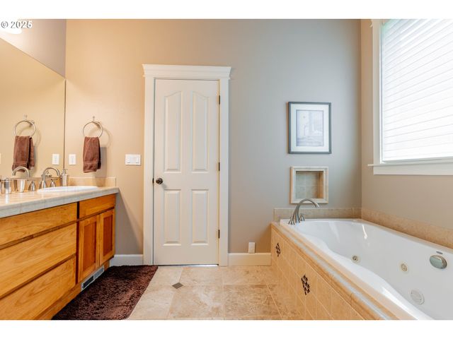 372 EAGLE FEATHER St Nw, Salem, OR 97304