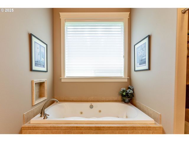 372 EAGLE FEATHER St Nw, Salem, OR 97304