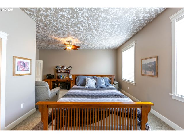 372 EAGLE FEATHER St Nw, Salem, OR 97304