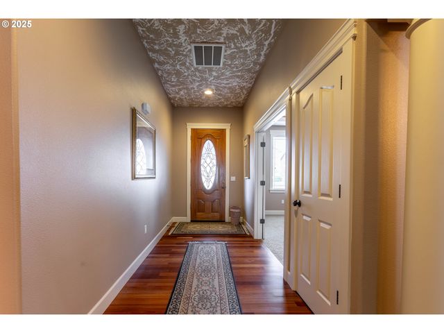 372 EAGLE FEATHER St Nw, Salem, OR 97304
