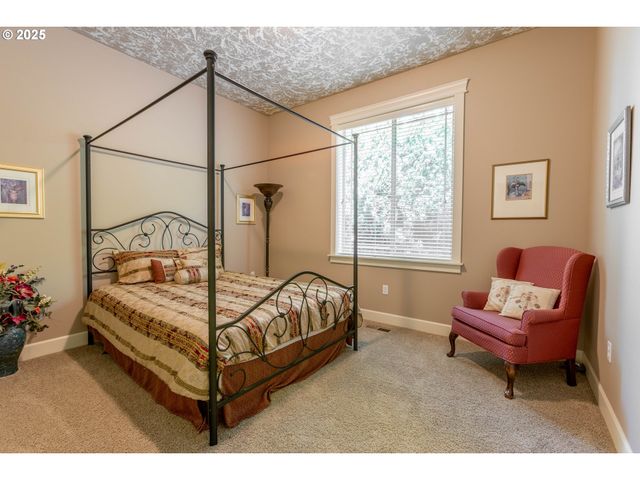 372 EAGLE FEATHER St Nw, Salem, OR 97304