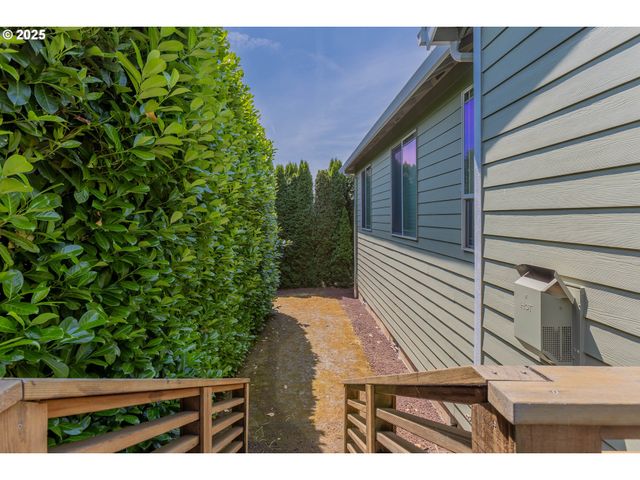 372 EAGLE FEATHER St Nw, Salem, OR 97304
