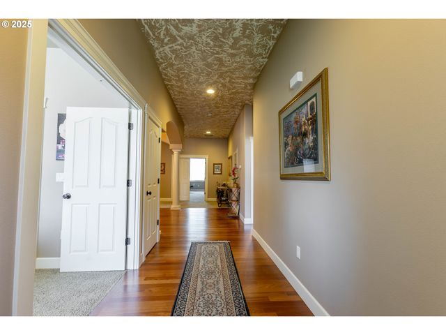 372 EAGLE FEATHER St Nw, Salem, OR 97304