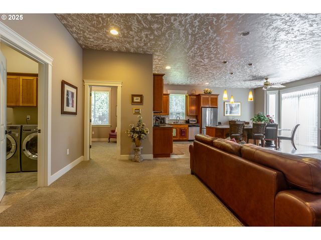 372 EAGLE FEATHER St Nw, Salem, OR 97304