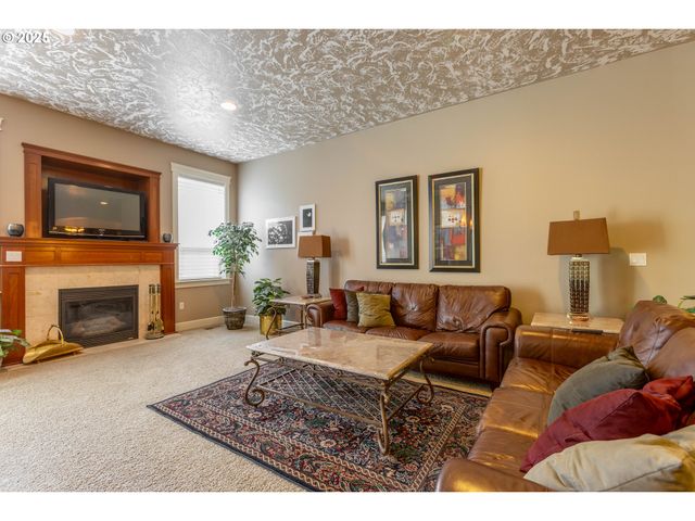 372 EAGLE FEATHER St Nw, Salem, OR 97304