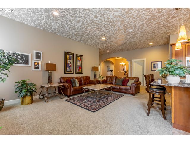 372 EAGLE FEATHER St Nw, Salem, OR 97304