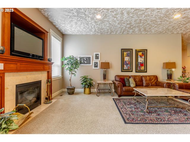 372 EAGLE FEATHER St Nw, Salem, OR 97304