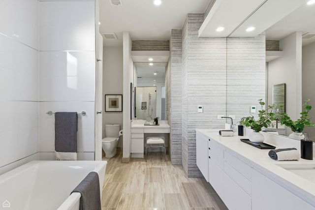 2234 W HURON Street, Chicago, IL 60612