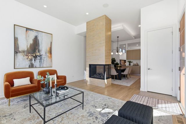 2234 W HURON Street, Chicago, IL 60612