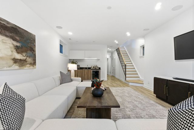 2234 W HURON Street, Chicago, IL 60612