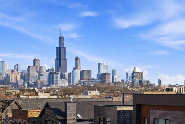 2234 W HURON Street, Chicago, IL 60612