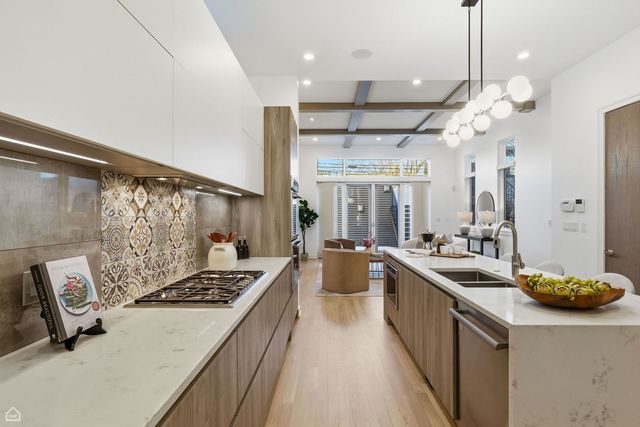 2234 W HURON Street, Chicago, IL 60612