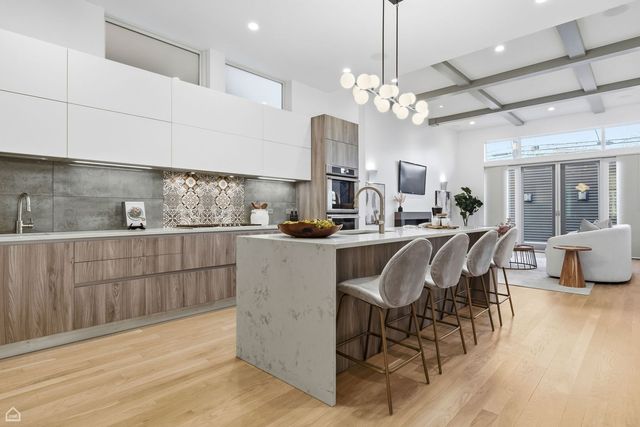 2234 W HURON Street, Chicago, IL 60612