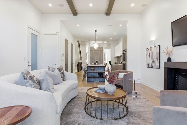 2234 W HURON Street, Chicago, IL 60612