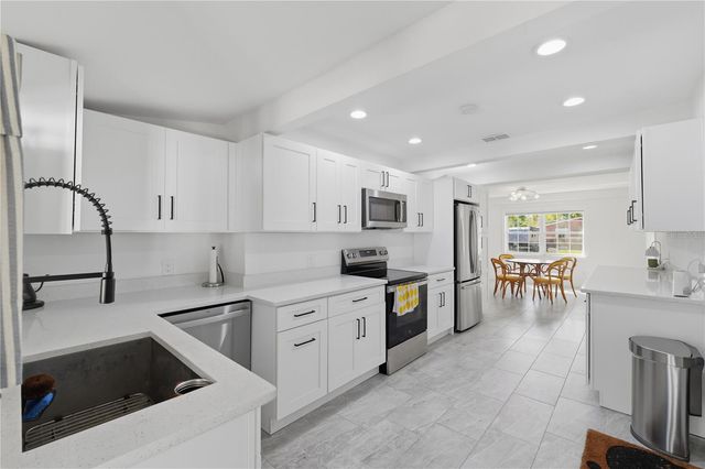 733 61ST AVENUE NE, St Petersburg, FL 33703