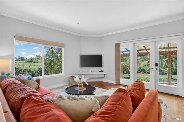 484 Oak St, Penngrove, CA 94951