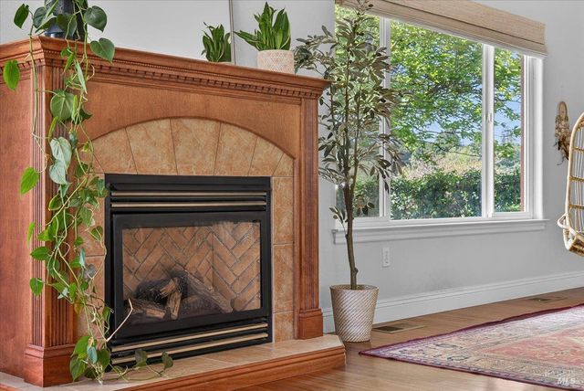 484 Oak St, Penngrove, CA 94951