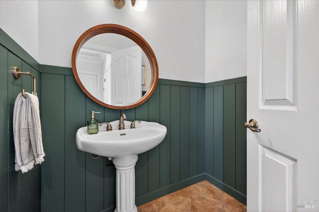 484 Oak St, Penngrove, CA 94951