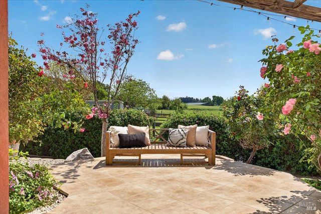 484 Oak St, Penngrove, CA 94951