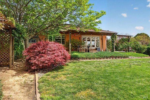 484 Oak St, Penngrove, CA 94951