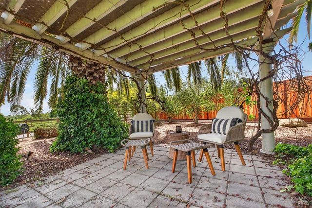 484 Oak St, Penngrove, CA 94951