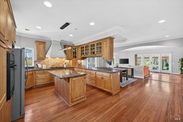 484 Oak St, Penngrove, CA 94951