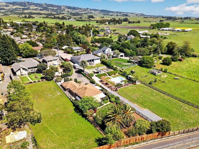 484 Oak St, Penngrove, CA 94951