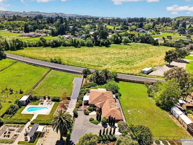 484 Oak St, Penngrove, CA 94951