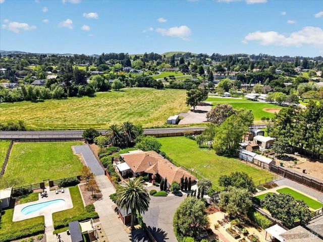 484 Oak St, Penngrove, CA 94951