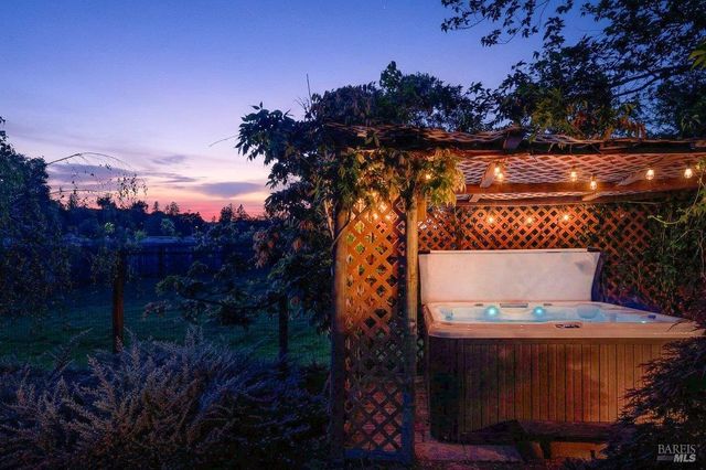 484 Oak St, Penngrove, CA 94951