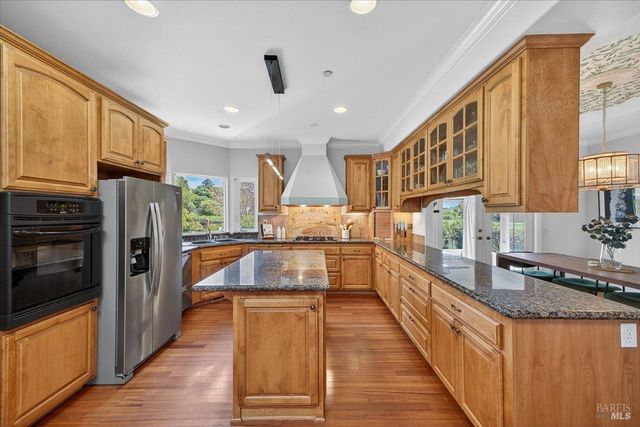 484 Oak St, Penngrove, CA 94951