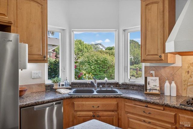 484 Oak St, Penngrove, CA 94951