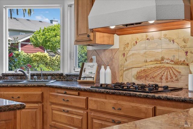 484 Oak St, Penngrove, CA 94951