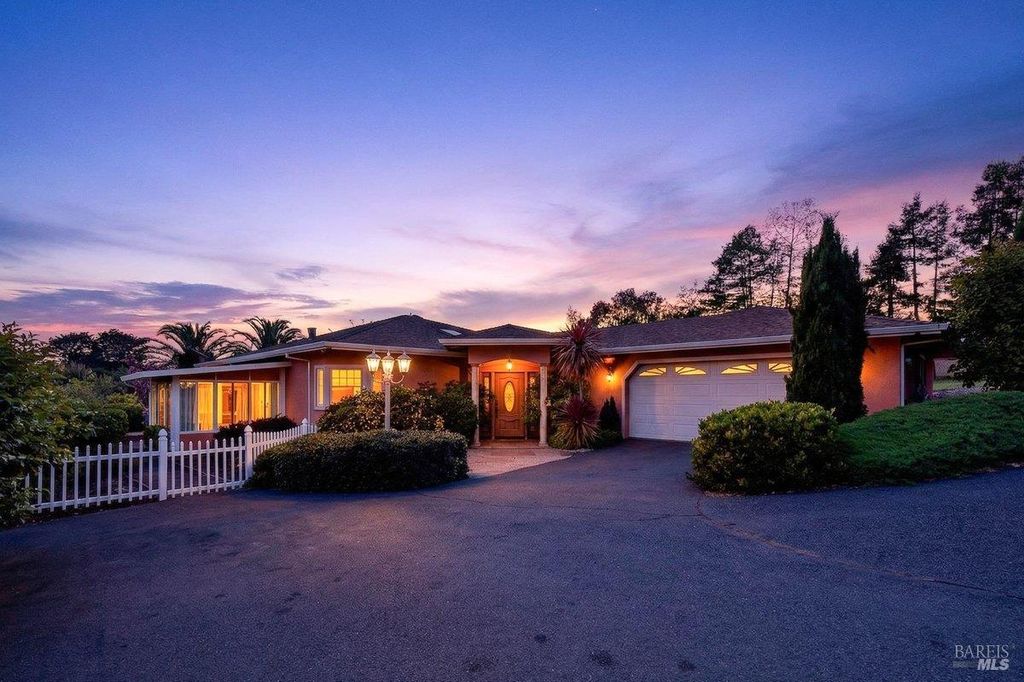 484 Oak St, Penngrove, CA 94951