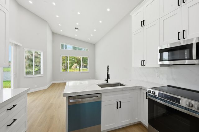 285 NW 45th Terrace, Deerfield Beach, FL 33442