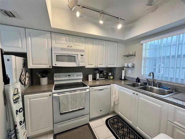 140 NE 28th Avenue 305, Pompano Beach, FL 33062