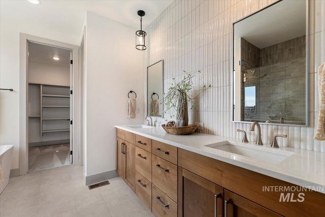 7624 W Old School St Fremont, Meridian, ID 83646