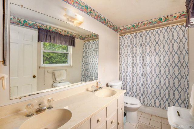 2358 Highfield Road, Waterford Charter Township, MI 48329