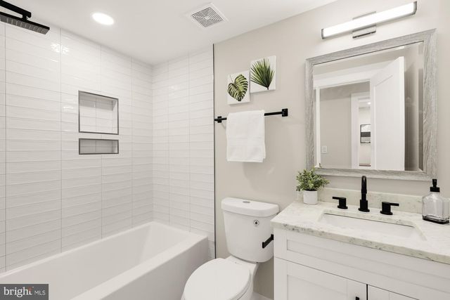 2639 41st St NW Apt 3, Washington, DC 20007