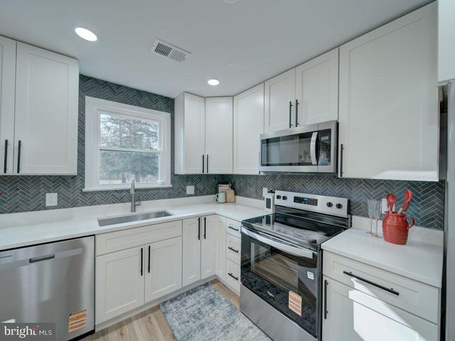 8305 WARREN DR, Pomfret, MD 20675