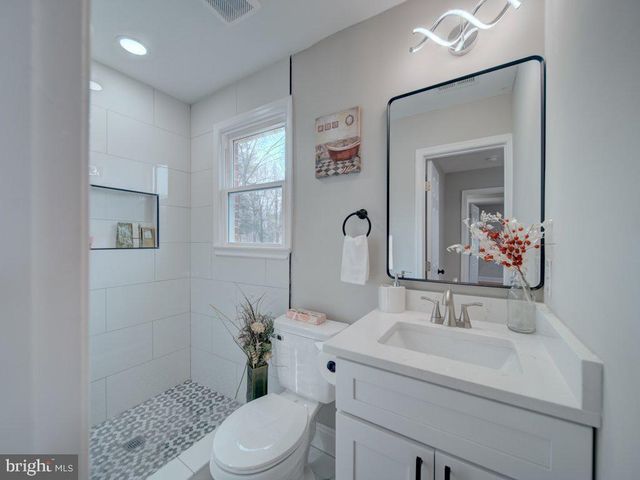 8305 WARREN DR, Pomfret, MD 20675