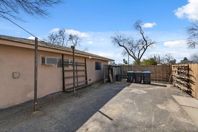 606 N Winery Avenue, Fresno, CA 93727