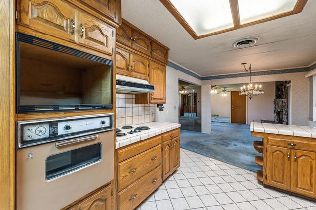 606 N Winery Avenue, Fresno, CA 93727