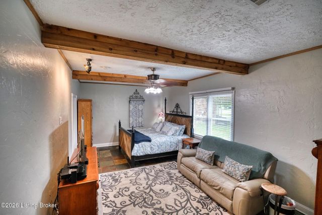 4714 Ridgeway Ct, Louisville, KY 40229