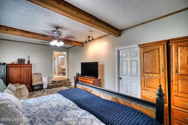 4714 Ridgeway Ct, Louisville, KY 40229