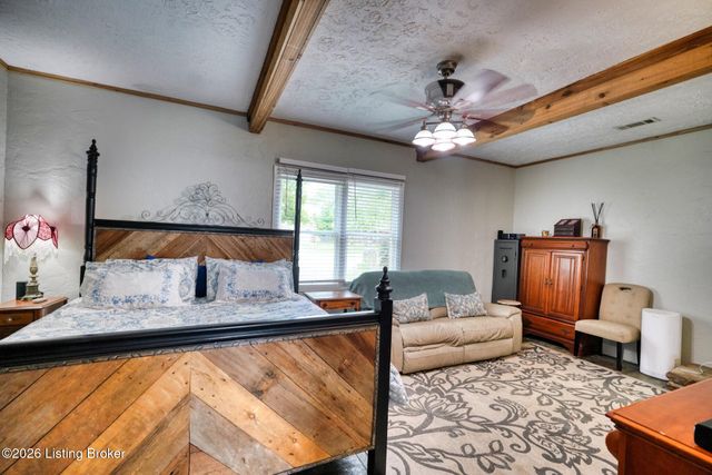 4714 Ridgeway Ct, Louisville, KY 40229