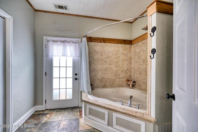 4714 Ridgeway Ct, Louisville, KY 40229